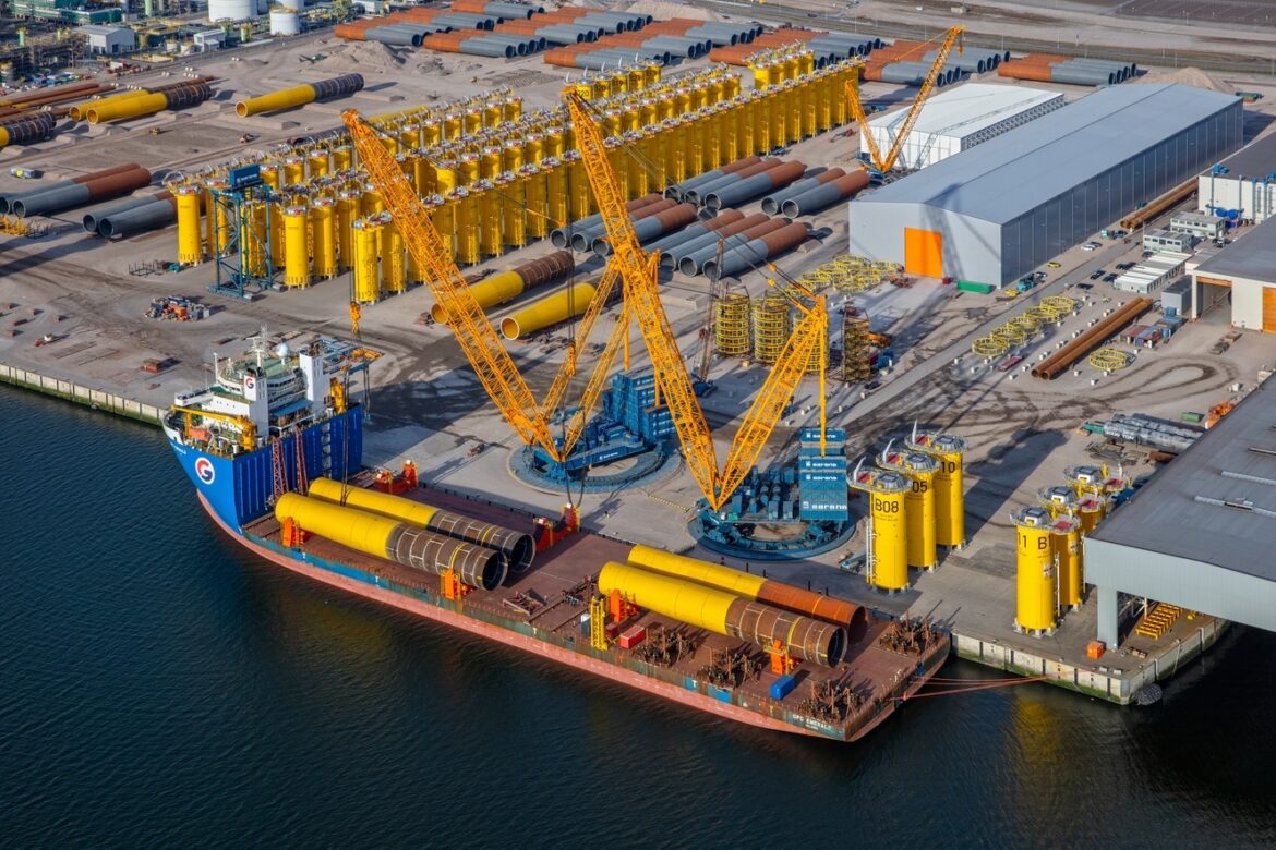 Levage lourd : Sarens réalise une opération en tandem ses deux grues géantes à Rotterdam