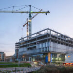 À Amsterdam, les grues Liebherr propulsent un chantier stratégique vers les sommets