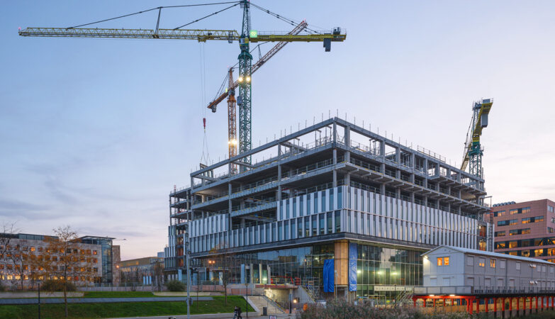 À Amsterdam, les grues Liebherr propulsent un chantier stratégique vers les sommets