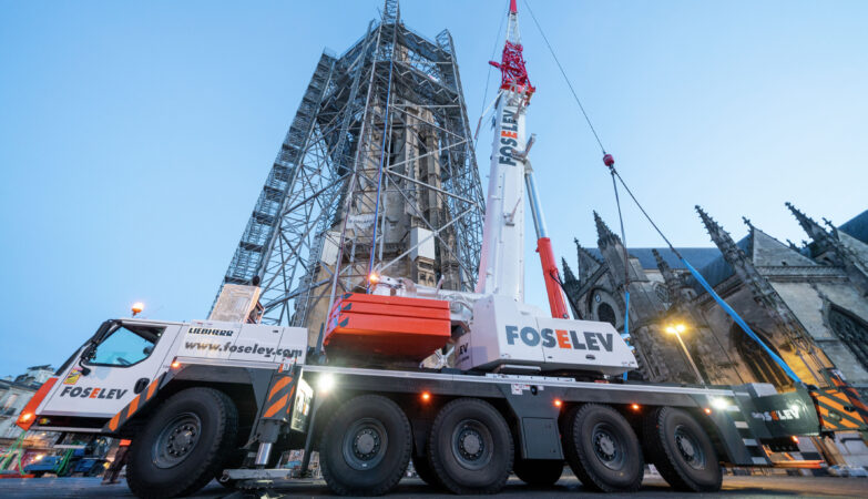 Foselev : levage millimétré sur le clocher de Saint-Michel
