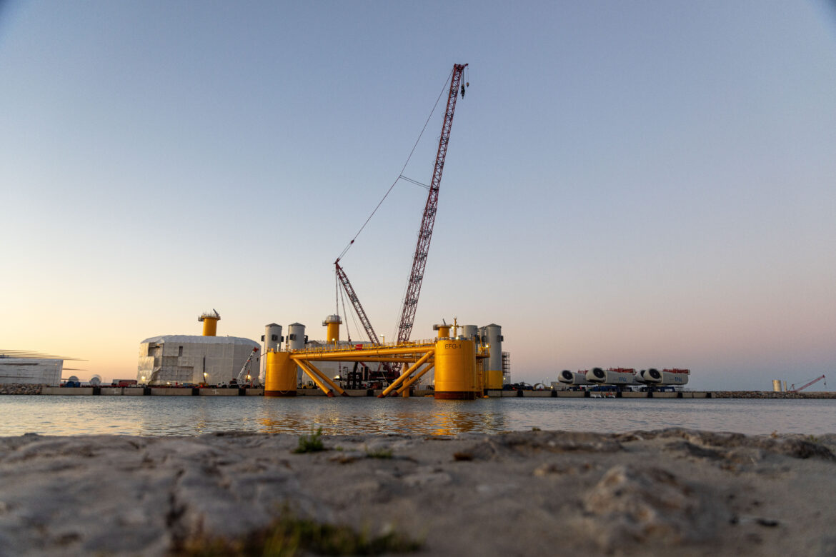 À Port-la-Nouvelle, une grue géante au cœur du défi éolien flottant