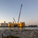Sur le chantier des Éoliennes flottantes du Golfe du Lion (EFGL), à Port-la-Nouvelle, une machine hors norme capte tous les regards : la CC8800-1. Cette grue sur chenilles,