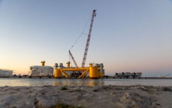 Sur le chantier des Éoliennes flottantes du Golfe du Lion (EFGL), à Port-la-Nouvelle, une machine hors norme capte tous les regards : la CC8800-1. Cette grue sur chenilles,