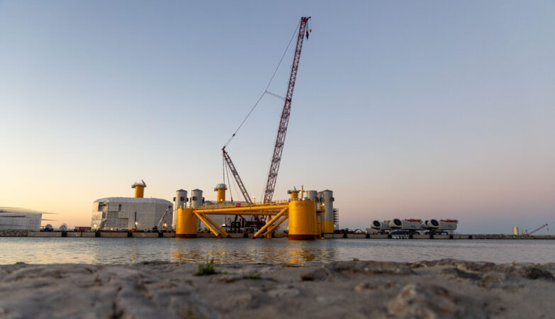 Sur le chantier des Éoliennes flottantes du Golfe du Lion (EFGL), à Port-la-Nouvelle, une machine hors norme capte tous les regards : la CC8800-1. Cette grue sur chenilles,