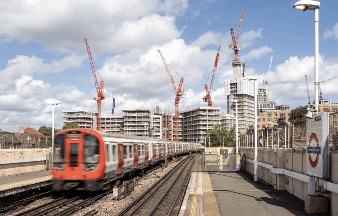 Attention, “loups” sur les rails : cinq grues WOLFF à l’assaut d’un chantier historique à Londres