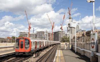Attention, “loups” sur les rails : cinq grues WOLFF à l’assaut d’un chantier historique à Londres
