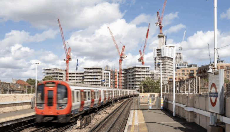 Attention, “loups” sur les rails : cinq grues WOLFF à l’assaut d’un chantier historique à Londres