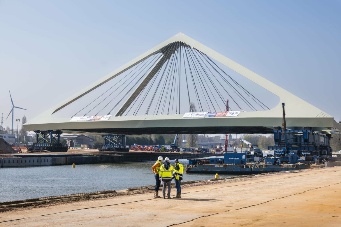 Sarens installe le nouveau pont Pyramid à Gand : une opération d’envergure