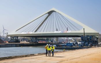 Sarens installe le nouveau pont Pyramid à Gand : une opération d’envergure