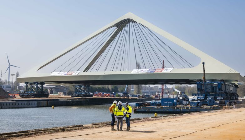 Sarens installe le nouveau pont Pyramid à Gand : une opération d’envergure