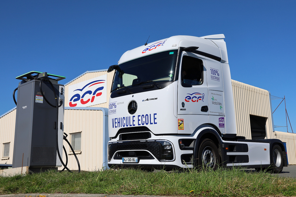 Le premier camion-école électrique arrive en France avec le Mercedes-Benz eActros 600