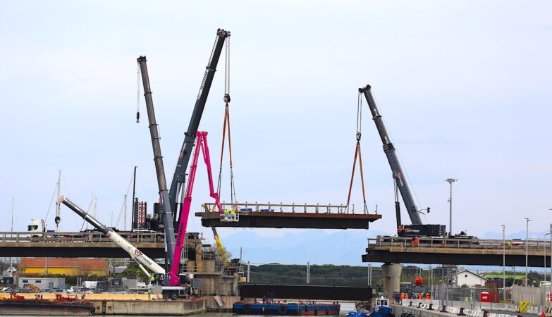 Multitel et grues mobiles mobilisées pour la remise en service du pont du Navicelli