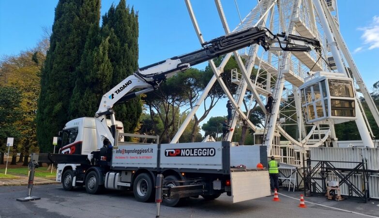 Une grande roue montée au millimètre près grâce aux grues Tadano PM
