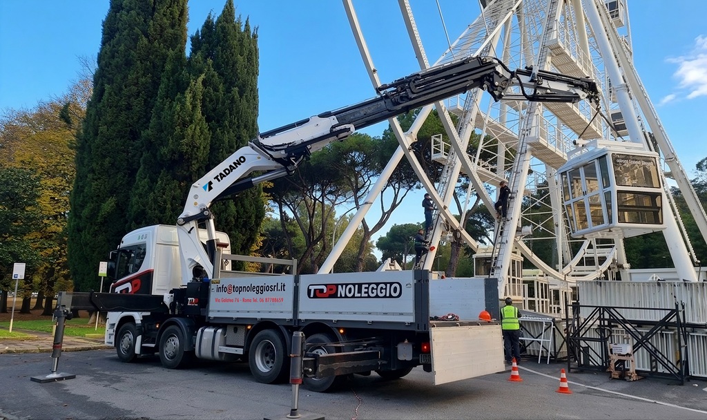Une grande roue montée au millimètre près grâce aux grues Tadano PM
