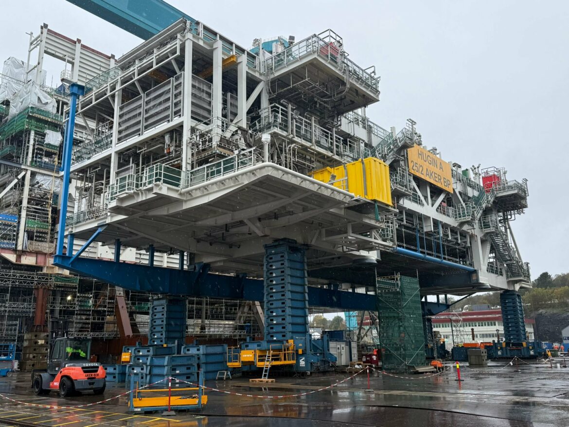Sarens met le turbo : 17 666 tonnes, 560 lignes d’essieux SPMT et zéro droit à l’erreur