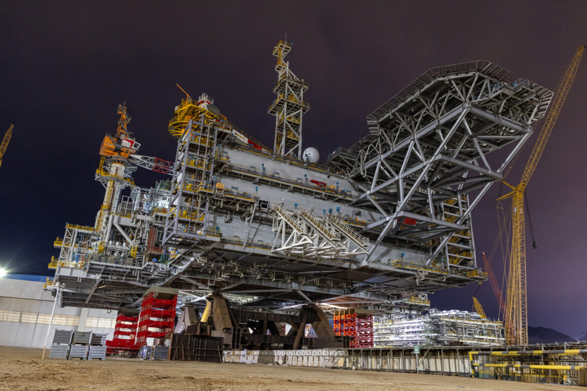 Topsides de 33 000 tonnes : le Mega Jack 10000 redéfinit le levage offshore