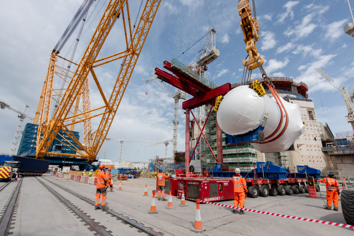 Big Carl relève un nouveau défi : la cuve du deuxième EPR d&rsquo;Hinkley Point C installée avec 40 mm de marge