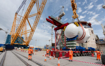 Hinkley Point C : Big Carl installe la cuve du deuxième réacteur EPR au cœur du bâtiment nucléaire