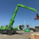 une pelle de manutention portuaire SENNEBOGEN