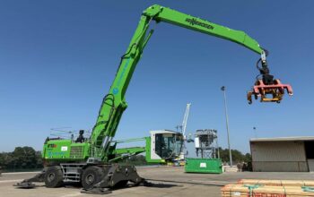 une pelle de manutention portuaire SENNEBOGEN