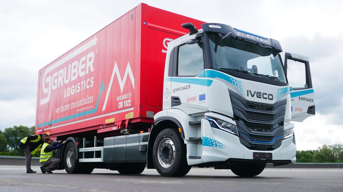 Gruber Logistics, IVECO et l’AIT testent un camion électrique pour le transport longue distance