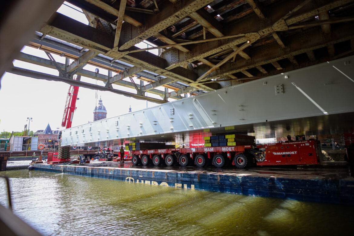 Mammoet réussit le deuxième remplacement de pont à la gare centrale d’Amsterdam