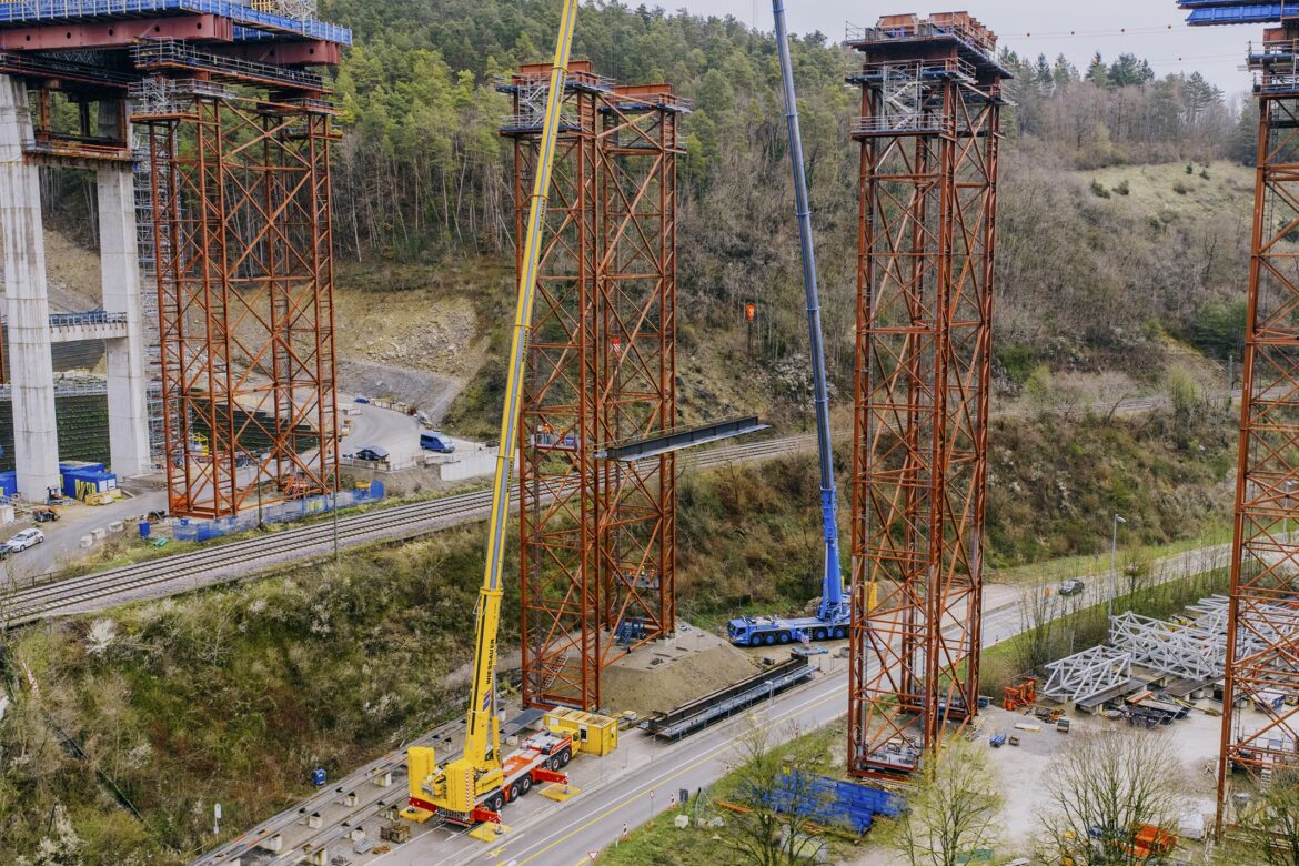 Un tandem de grues à l’œuvre sur le pont de la vallée du Neckar