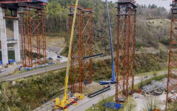 Un tandem de grues à l’œuvre sur le pont de la vallée du Neckar