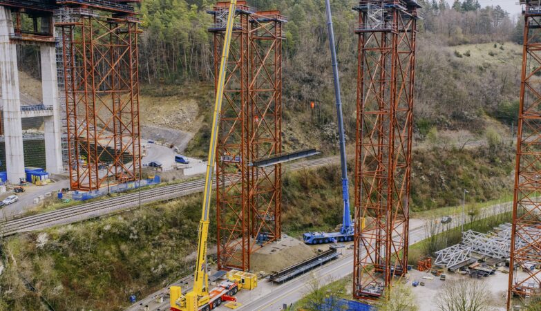 Un tandem de grues à l’œuvre sur le pont de la vallée du Neckar
