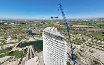 La Torre del Agua de Saragosse se modernise avec l'appui de grues Liebherr