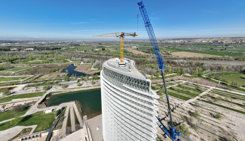 La Torre del Agua de Saragosse se modernise avec l'appui de grues Liebherr