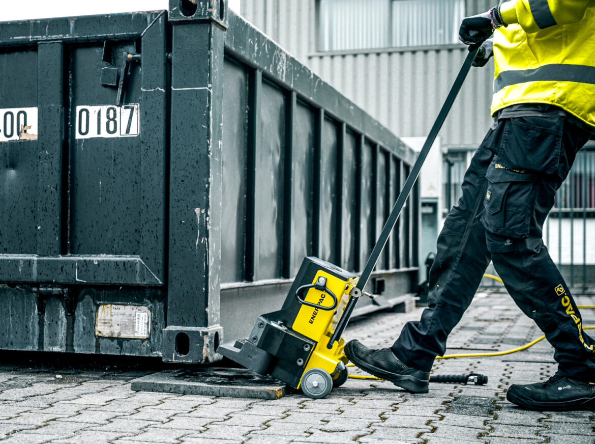 Enerpac lance un nouveau cric à pied télécommandé pour le levage industriel
