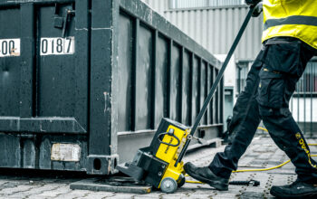 Enerpac lance un nouveau cric à pied télécommandé pour le levage industriel