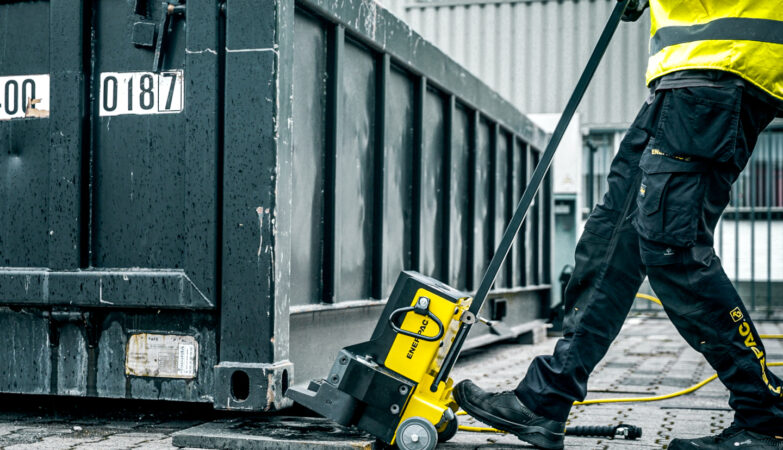 Enerpac lance un nouveau cric à pied télécommandé pour le levage industriel