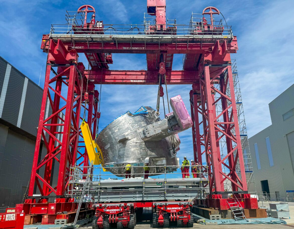 ITER : un « ballet » industriel en plein air pour la rotation d’un secteur de la chambre à vide de 400 tonnes