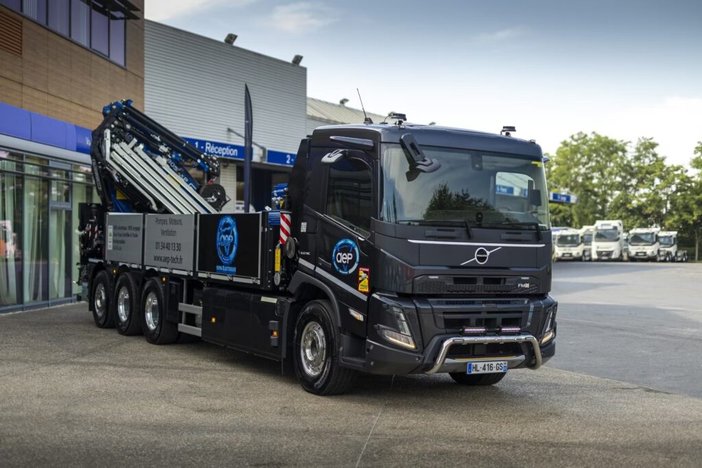 Volvo repousse les limites de l'électrique avec un FMX 32 tonnes équipé de la plus puissante grue Fassi jamais installée sur un porteur zéro émission