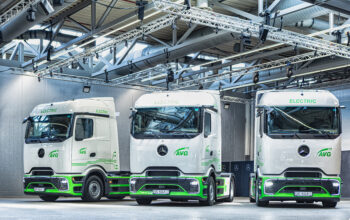 Mercedes-Benz Trucks livre les premiers eActros 400 à prise de force mécanique intégrée