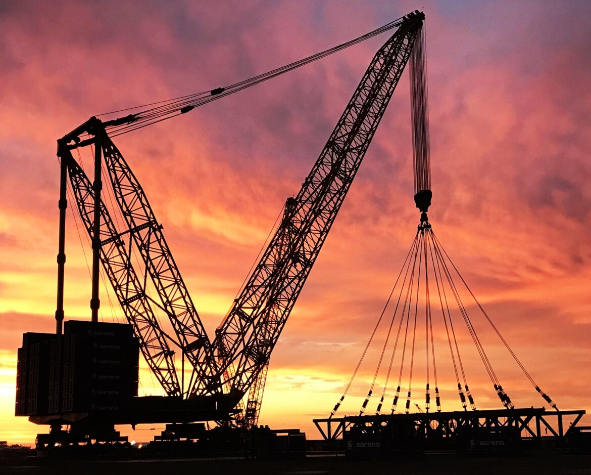 Sarens mobilise une grue de 450 tonnes pour le mégaprojet de data center DayOne Kapar en Malaisie