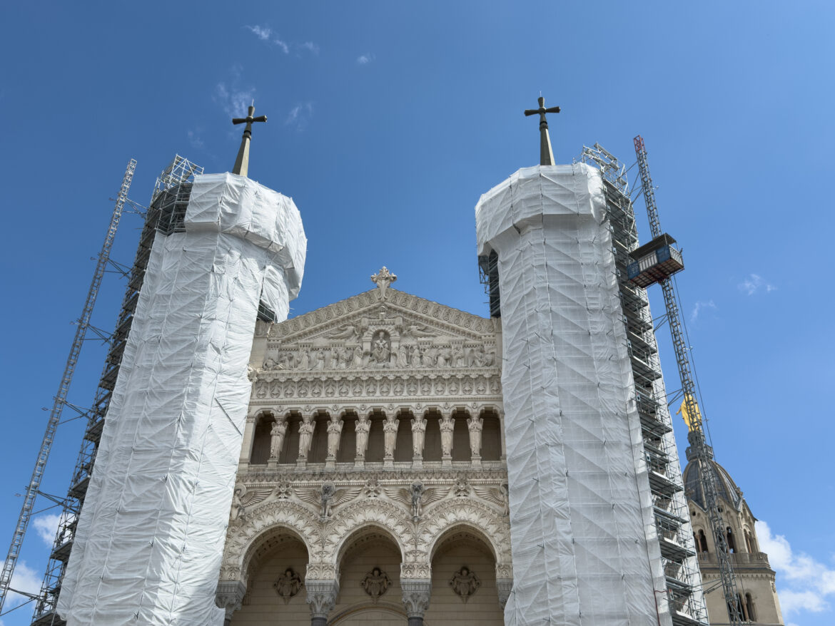 Fourvière prend de la hauteur : TUBESCA-COMABI déploie un échafaudage de 67 mètres pour restaurer la basilique lyonnaise