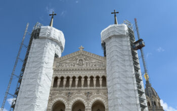 Fourvière prend de la hauteur : TUBESCA-COMABI déploie un échafaudage XXL pour restaurer les tours de la basilique lyonnaise