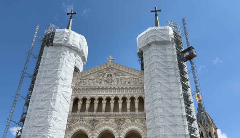 Fourvière prend de la hauteur : TUBESCA-COMABI déploie un échafaudage XXL pour restaurer les tours de la basilique lyonnaise