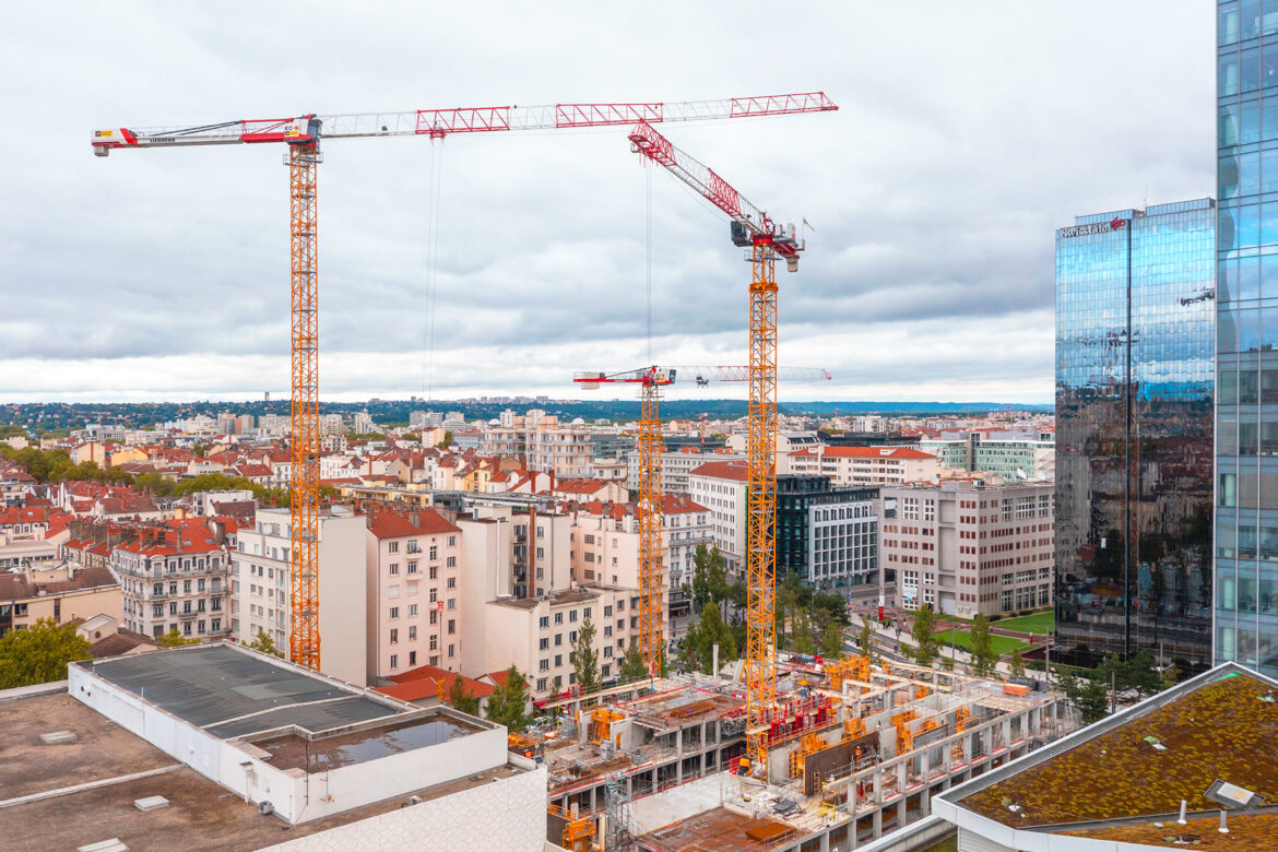 À Lyon, trois grues Liebherr jouent la précision au millimètre sur le chantier Ki