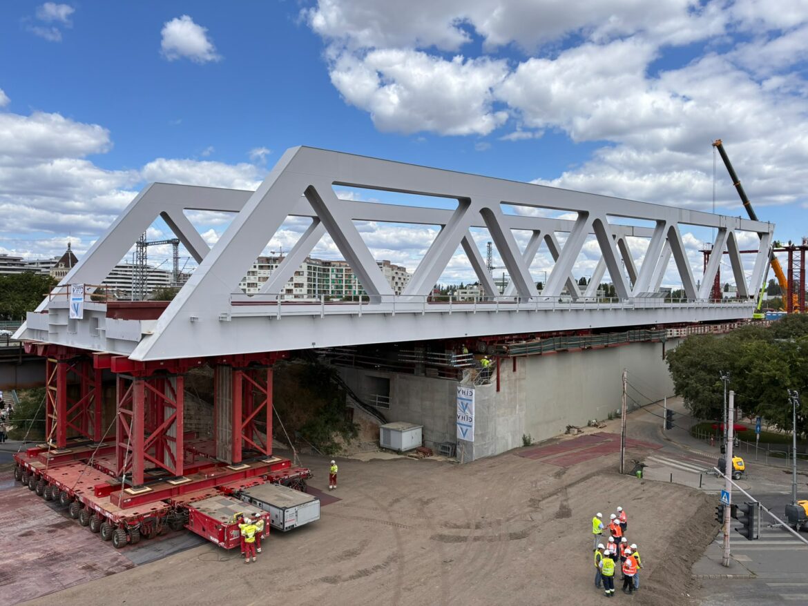 Mammoet pose un pont ferroviaire de 2 200 tonnes en un week-end à Budapest