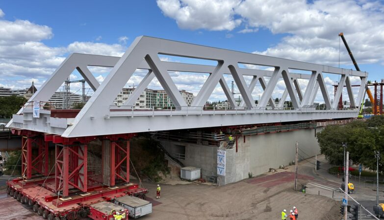 Mammoet pose un pont ferroviaire de 2 200 tonnes en un week-end à Budapest