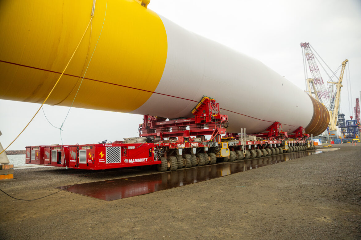 Mammoet électrifie le transport de monopieux XXL