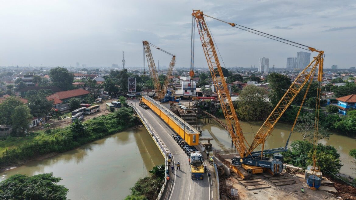 Sarens pose 560 tonnes d’acier en tandem en Indonésie