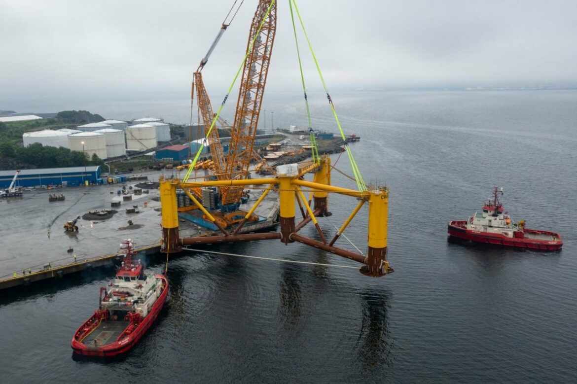 Quand une grue de 1 250 tonnes rencontre l’éolien flottant, ça donne un chantier XXL… en Norvège !