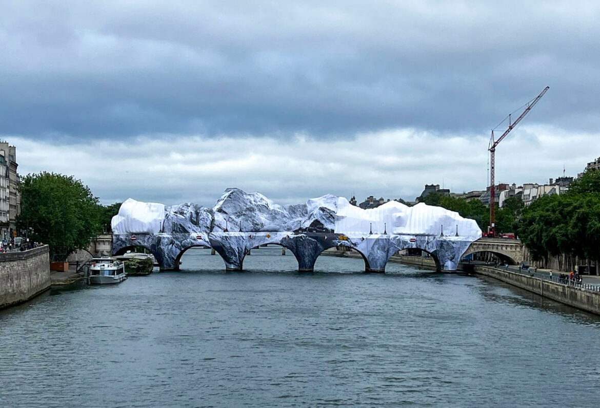 Quand une Liebherr MK 88-4.1 entre dans l’œuvre de JR sur le Pont-Neuf