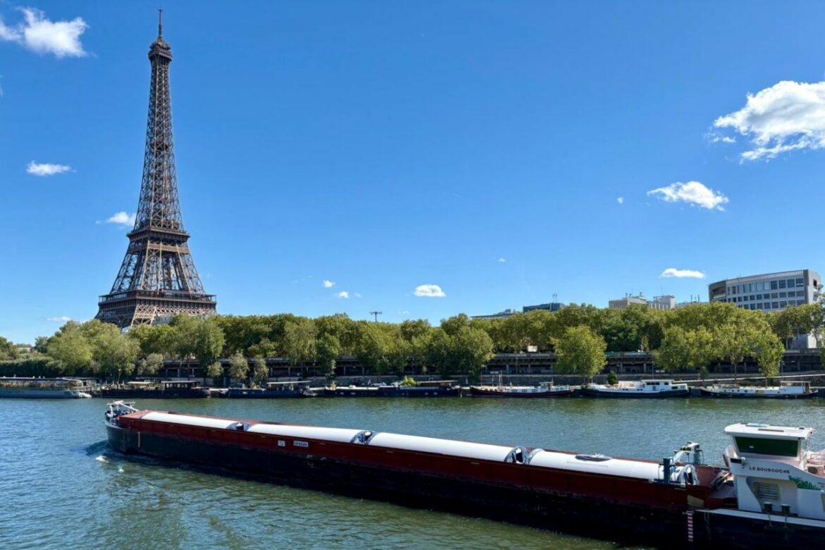 Logistique XXL : des éoliennes géantes traversent Paris par la Seine