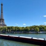 Logistique XXL : des éoliennes géantes traversent Paris par la Seine